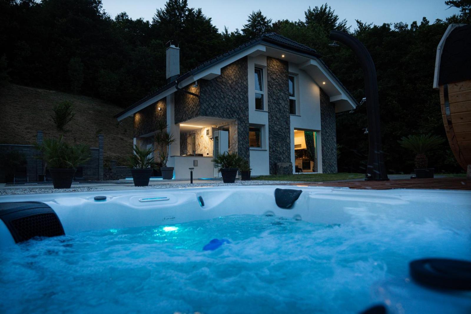Resort Timaja - Pool, Massage Pool, Sauna トレビニェ エクステリア 写真
