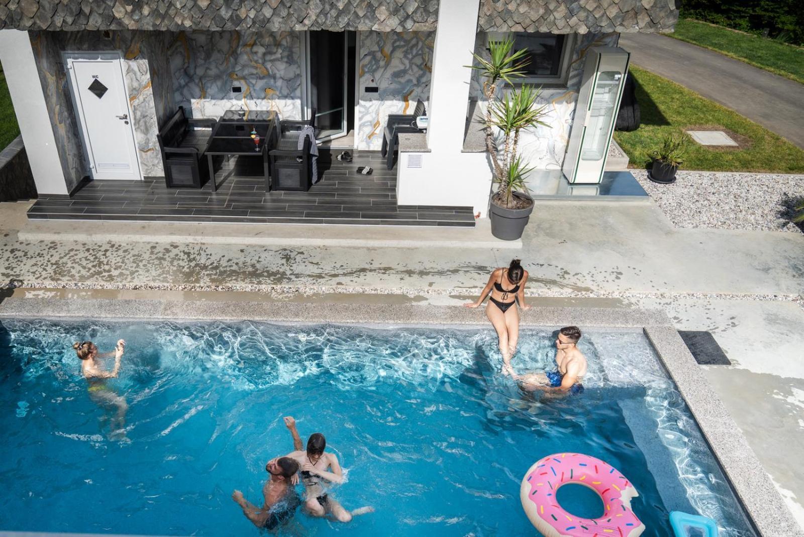 Resort Timaja - Pool, Massage Pool, Sauna トレビニェ エクステリア 写真